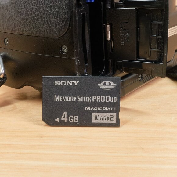 Sony Cyber-shot DSC-H9 / 8.1MP / 15x Zoom / Carl Zeiss Lens / Made in Japan - Picture 10 of 10